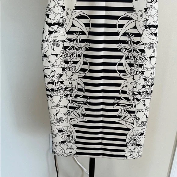 Express Black & White Floral Striped Strapless Bodycon Dress Size 4 - Picture 4 of 8